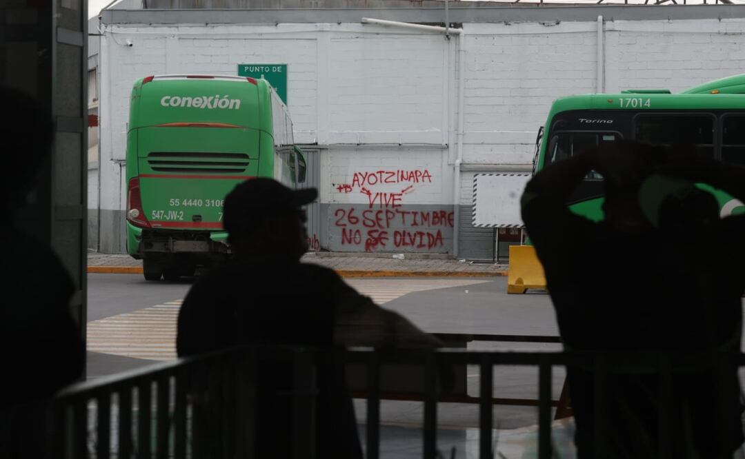 Normalistas de Ayotzinapa protestan en terminal de autobuses del Norte en CDMX (12/09/2025). Foto: Francisco Rodríguez / EL UNIVERSAL