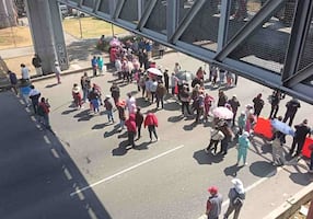 Vecinos de Iztapalapa bloquean Calzada Ignacio Zaragoza por más de 5 horas; exigen apoyos por afectaciones de lluvias de 2024 y 2025 