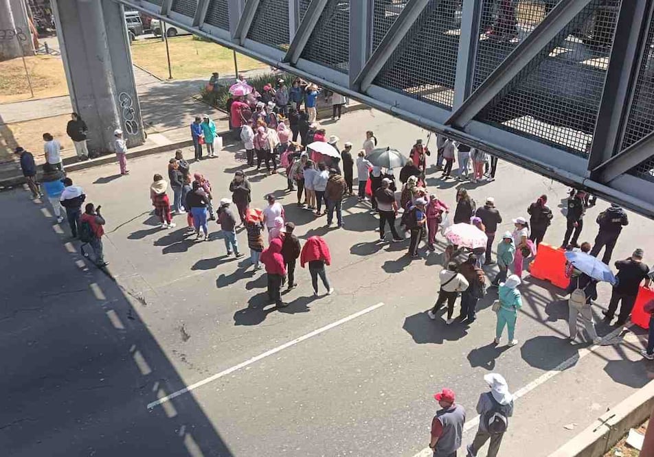 Protesta ocurrió sobre Calzada Ignacio Zaragoza, a la altura de la estación Metro Santa Marta Acatitla. Foto: Especial
