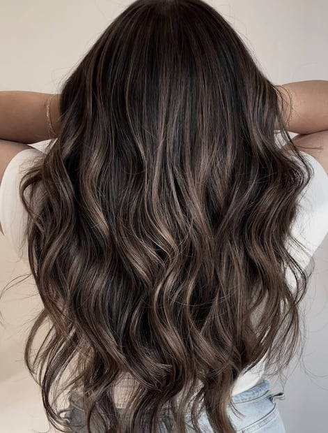 Las babylights en tonos castaños rompen la uniformidad y hacen que las canas se noten menos. Foto: Instagram @theknotstudio_