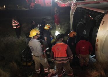 Vuelca autobús de pasajeros en carretera de Zacatecas; hay 7 muertos