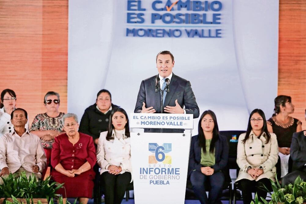 En su informe de actividades, Rafael Moreno Valle destacó que durante su administración no pidió ni un solo peso prestado y se redujo en 742 millones de pesos la deuda heredada. (LUIS CORTÉS. EL UNIVERSAL)