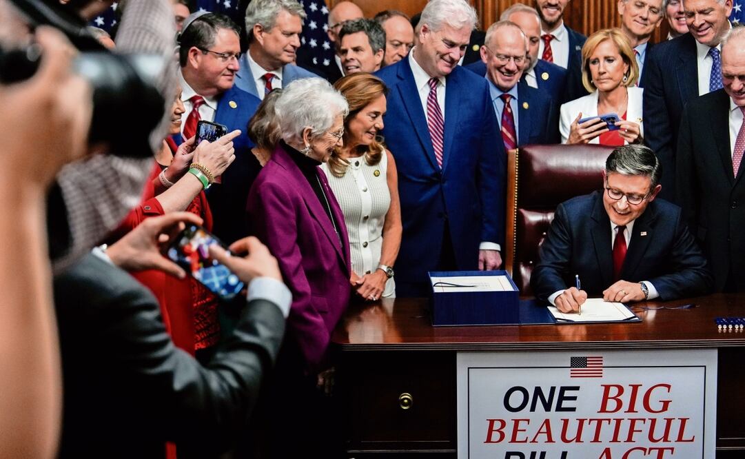 El líder de la Cámara de Representantes, Mike Johnson, ayer al firmar en el Capitolio, en Washington, el proyecto fiscal de Donald Trump. Foto: Julia Demaree Nikhinson / AP