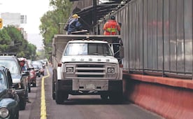 ¿Placas foráneas o motocicletas? Estos son los vehículos que más invaden el carril del Metrobús