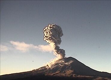 Reportan erupciones en cadena en volcán Popocatépetl