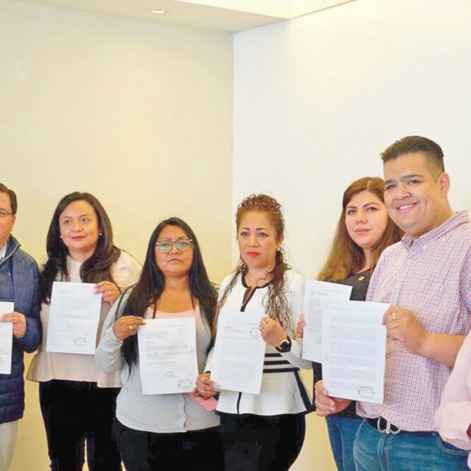Un grupo de liderazgos encabezado por los exdiputados locales por Iztapalapa, Iván Texta y Rebeca Peralta (tercera de izquierda a derecha), aseguran que junto a ellos renuncian “m i les” de militantes más del sol azteca. ESPECIAL
