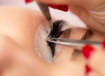 "¡Tenía una llaga en el ojo!": mujer termina en el hospital por aplicarse pestañas postizas