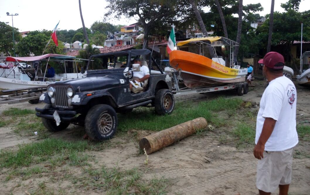 Lancheros sacan sus embarcaciones de la bahía principal de Puerto Escondido, el 18 de junio de 2025, después de que autoridades recomendaron el cierre a la navegación ante la formación del huracán Erick frente a las costas de Oaxaca. Foto: Edwin Hernández/EL UNIVERSAL