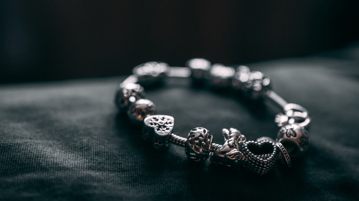 Pulsera de plata | Fuente: Canva