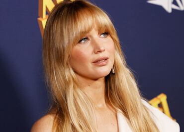 Jennifer Lawrence deslumbra en la alfombra roja mientras muestra su baby bump