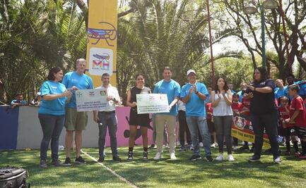 Tabe y el equipo Bayer Leverkusen mejoran cancha de futbol en alcaldía Miguel Hidalgo