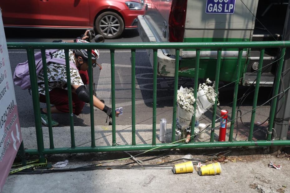 Algunos transeúntes se detienen a ver el altar en memoria de Ximena Guzmán y José Muñoz, asesinados la mañana del martes 20 de mayo en Calzada de Tlalpan. (Foto: Carlos Mejía/ EL UNIVERSAL)