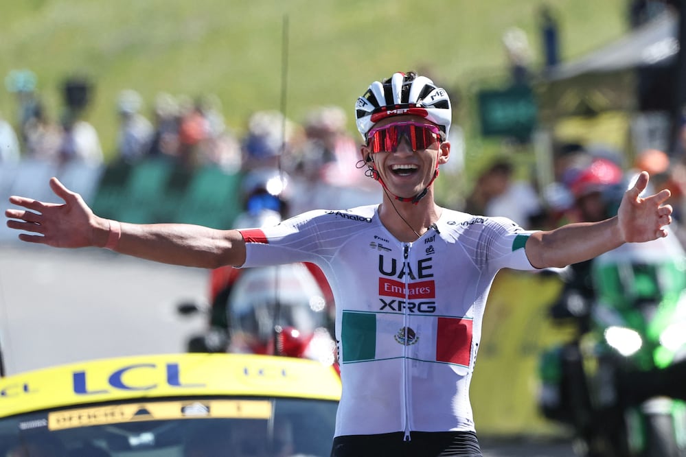 Isaac del Toro celebra su campeonato en el Tour Auvergne-Rhône-Alpes - Foto: AFP