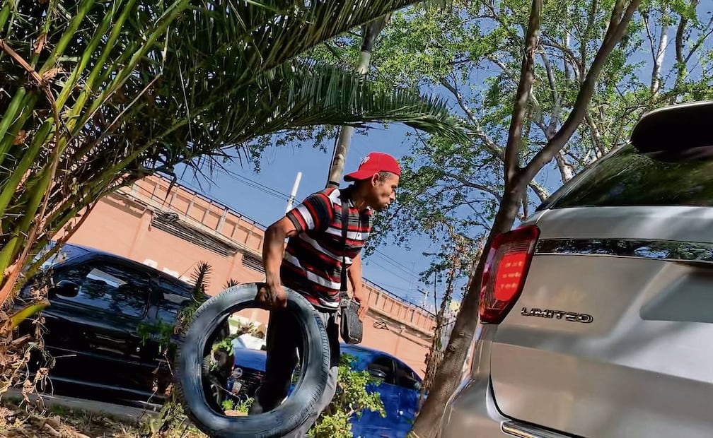 Los franeleros no paran de sacar provecho monetario del espacio público y desde muy temprano apartan los lugares que rentarán hasta en 60 pesos. Foto: Alberto González / EL UNIVERSAL