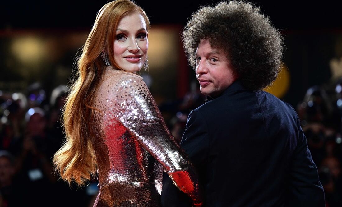 Michel Franco y Jessica Chastain en la alfombra del Festival de Venecia Foto: Photo by Tiziana FABI / AFP.