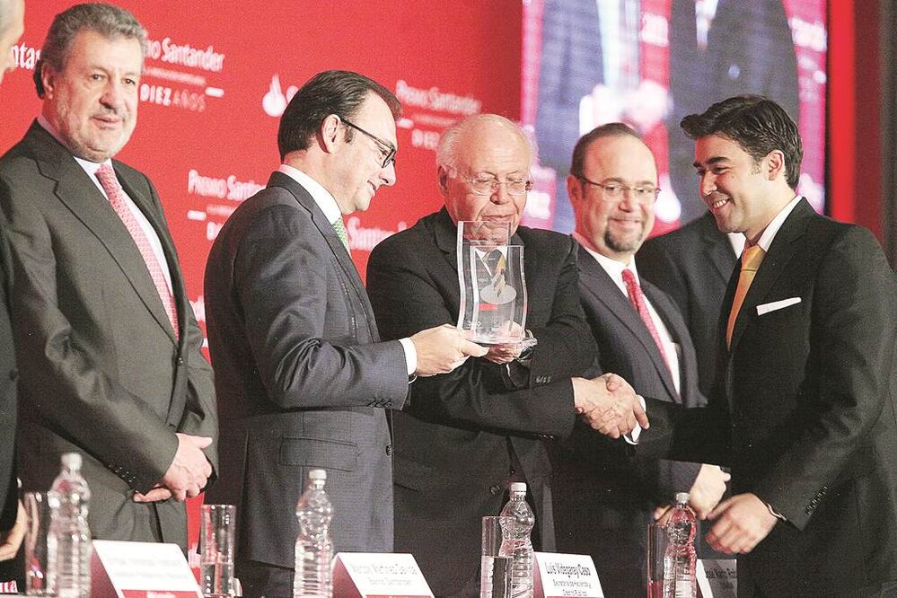 El rector José Narro durante la décima entrega del Premio Santander a la Innovación Empresarial, a la que asistieron, entre otros, Luis Videgaray, titular de Hacienda, quien le entregó una distinción. Foto Lucía Godínez