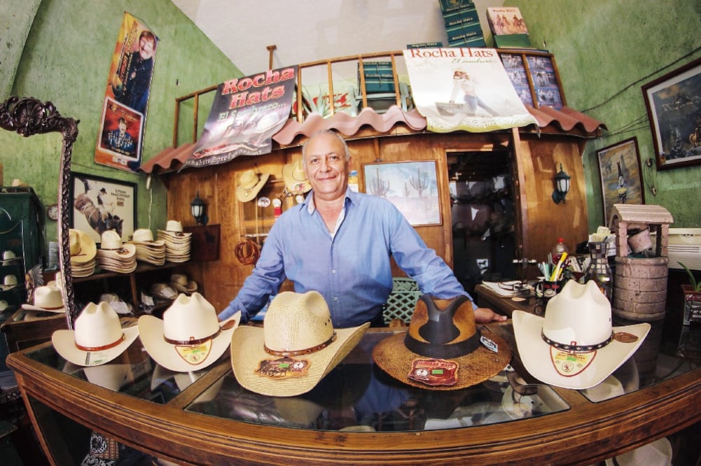 Luego de publicitar los accesorios, desde hace 17 años Gerardo Soto adquirió una sombrerería que ha sumado varios clientes (LUIS SÁNCHEZ. EL UNIVERSAL)