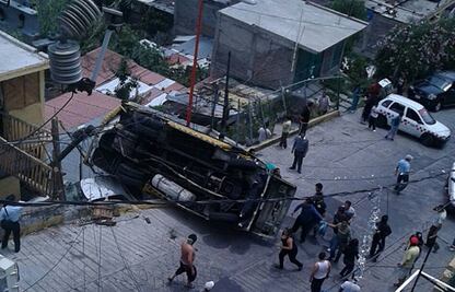 Vuelca microbús escolar en Tlalnepantla; nueve menores lesionados