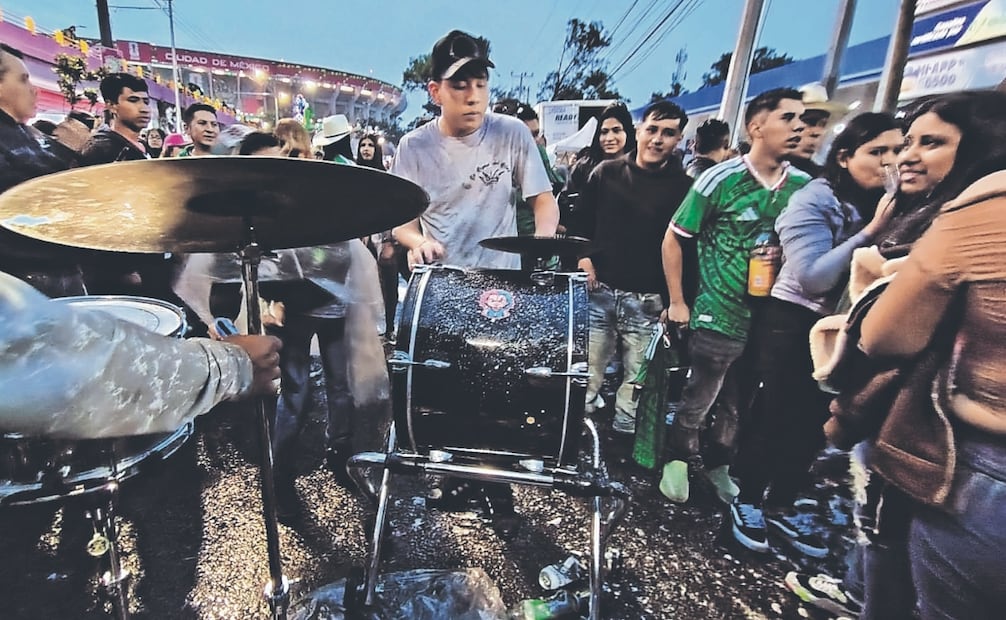 Daniel Alvarado, vecino de Santa Úrsula, contrató una banda para amenizar la fiesta con sus vecinos y quienes se dirigían al Estadio CDMX. Foto: Arantxa Meave/ EL UNIVERSAL