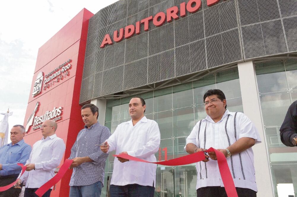 El año pasado, el ex gobernador Roberto Borge inauguración el Auditorio del Bienestar, que se perfilaba como centro de espectáculos de corte internacional (ARCHIVO EL UNIVERSAL)