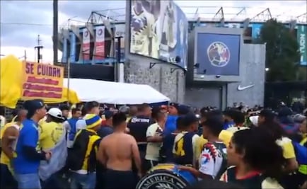 Violencia entre aficionados y policías previo al América vs Pumas