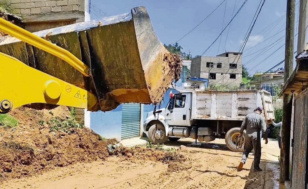 Se realizaron trabajos de limpieza y remoción de escombros para liberar calles de Jilotzingo. Foto: Especial