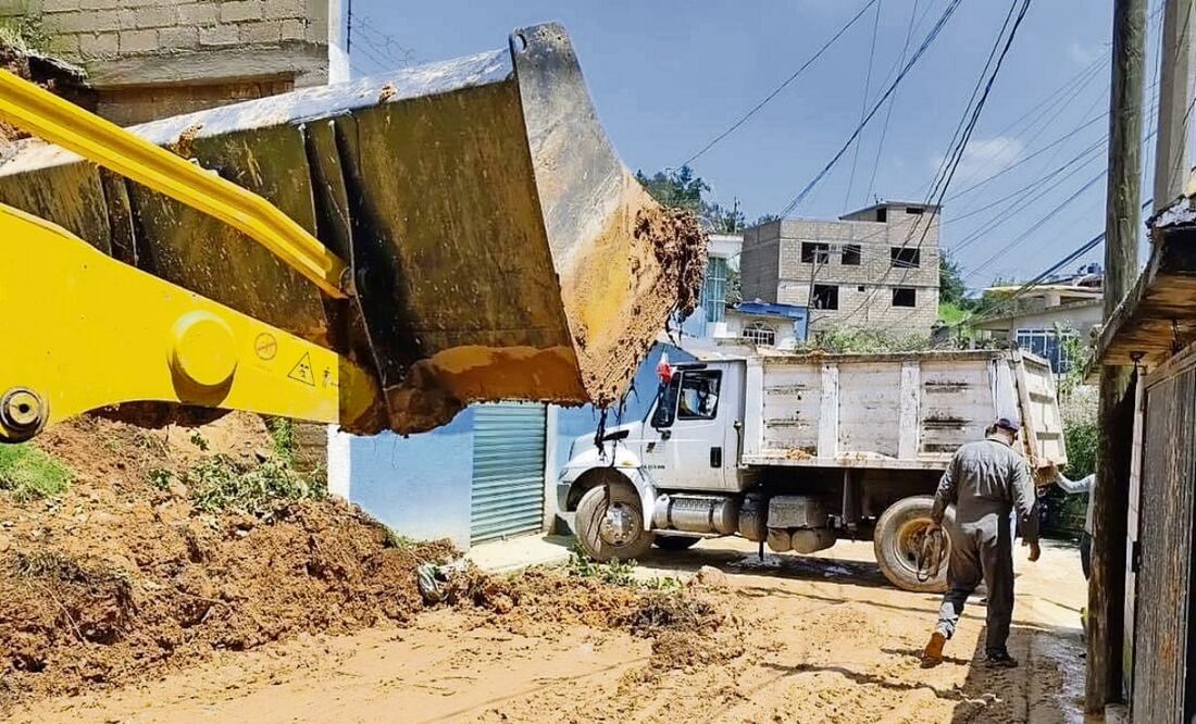 Se realizaron trabajos de limpieza y remoción de escombros para liberar calles de Jilotzingo. Foto: Especial