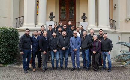 Embajador Genaro Lozano recibe a la Banda El Recodo en Italia; les muestra "la casa del pueblo" en ese país