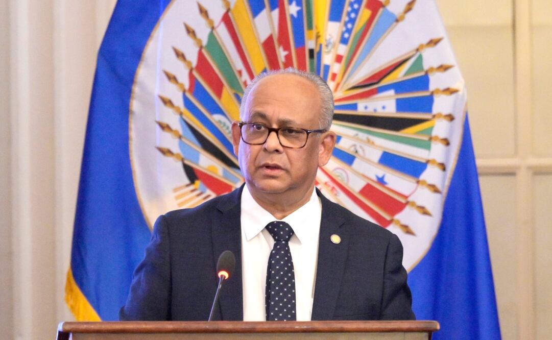 El nuevo secretario general de la Organización de los Estados Americanos (OEA), el surinamés Albert Ramdin, ofrece su discurso inaugural ante el Consejo Permanente, durante una sesión extraordinaria celebrada este viernes en la sede del organismo internacional en Washington, EU. Foto: EFE