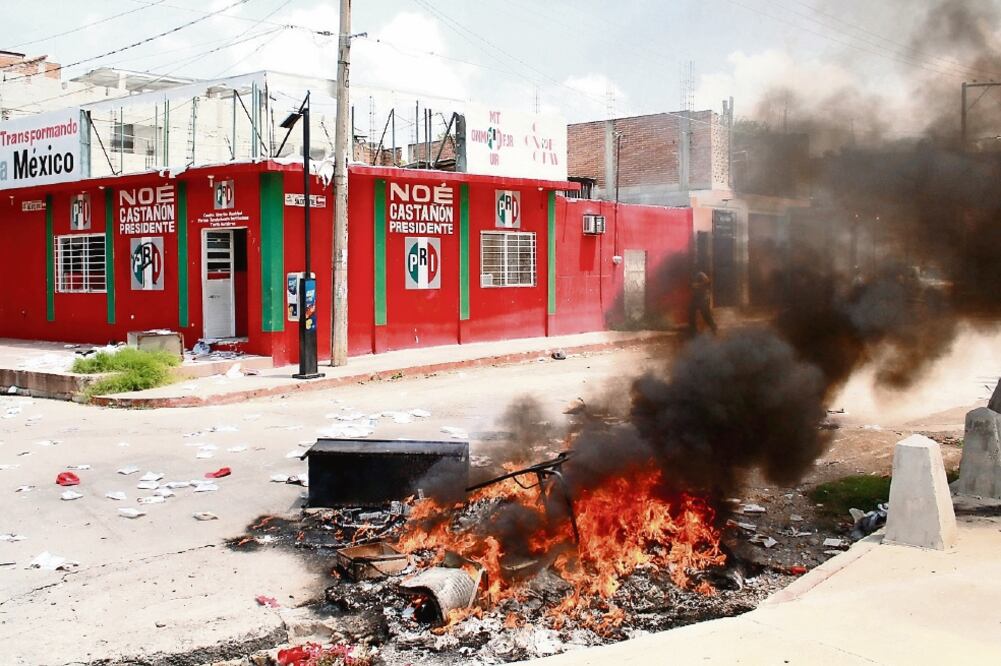 Desconocidos con la cara cubierta llegaron al inmueble que usa el tricolor en Tuxtla Gutiérrez y sacaron papelería y enseres que fueron incendiados en la calle; no se reportan heridos ni personas detenidas (FOTOS: ÓSCAR LEÓN)