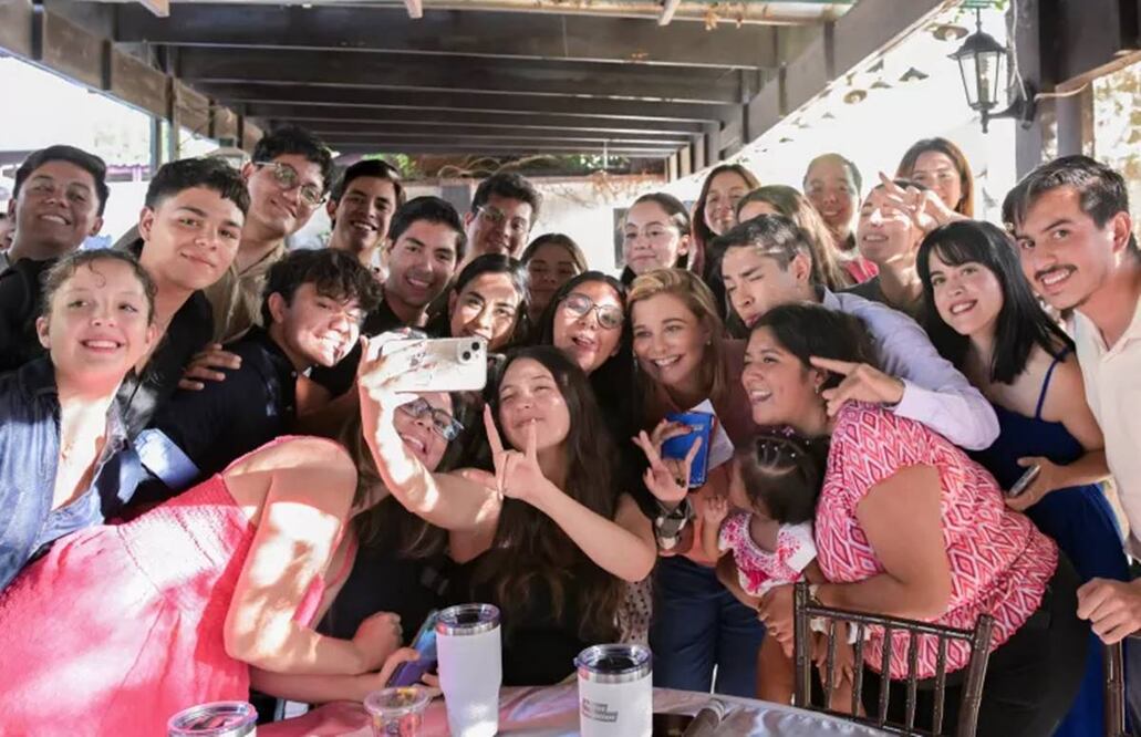 La gobernadora de Chihuahua convivió con estudiantes de bachillerato y universitarios beneficiarios del programa Impulsando Juventudes. Foto: Especial