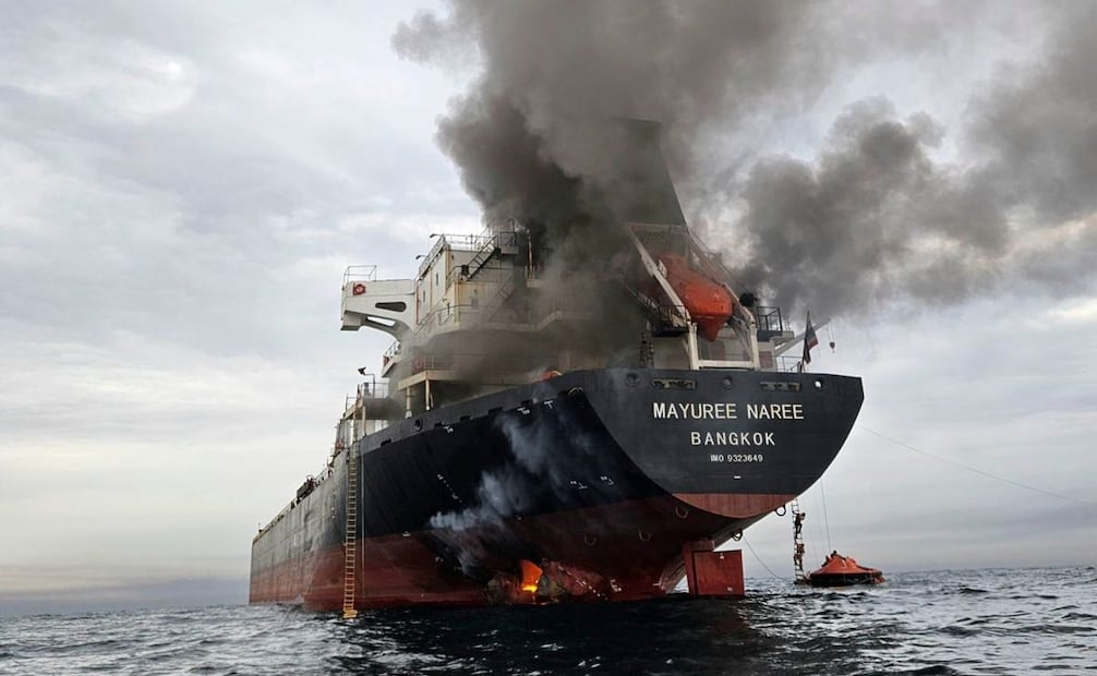 Humo emerge del Mayuree Naree, un buque granelero con bandera de Tailandia, tras ser impactado por un proyectil en el estrecho de Ormuz, al norte de Omán, el 11 de marzo de 2026. Foto: AP