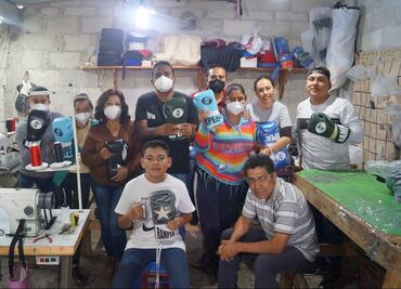 Niños en Puebla hacen guantes de boxeo y sueñan con dejar huella en el deporte