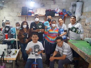 Niños en Puebla hacen guantes de boxeo y sueñan con dejar huella en el deporte