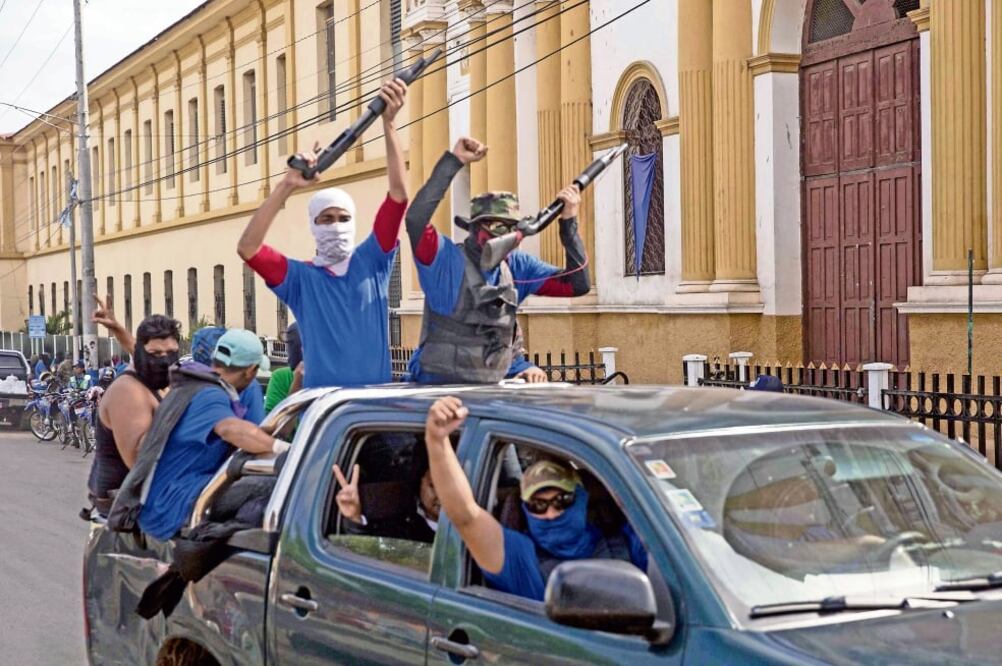 Hombres armados y con la cara tapada patrullaban las calles de la ciudad de Masaya, Nicaragua, el pasado 18 de julio, tras al “Operación Limpieza” (ARCHIVO. EFE)