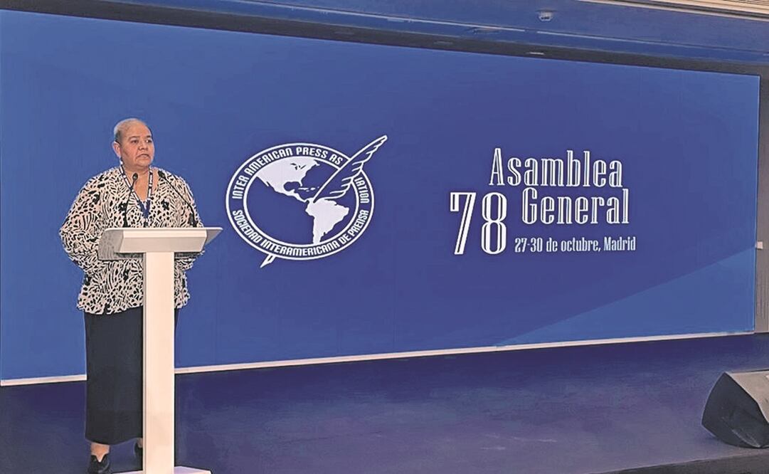 Andrea Miranda, editora general de El Debate, recibe el Gran Premio a la Libertad de Prensa de la SIP, en nombre de periodistas mexicanos asesinados. Foto: Carlos Benavides/EL UNIVERSAL
