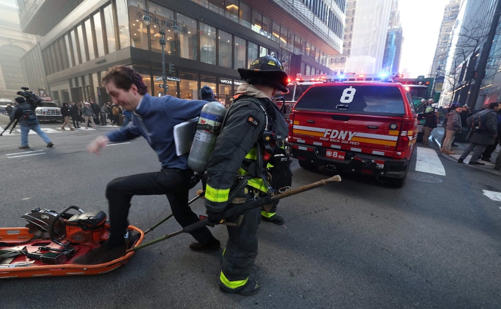 Incendio en edificio de Nueva York durante el desfile de San Patricio. Foto: AFP