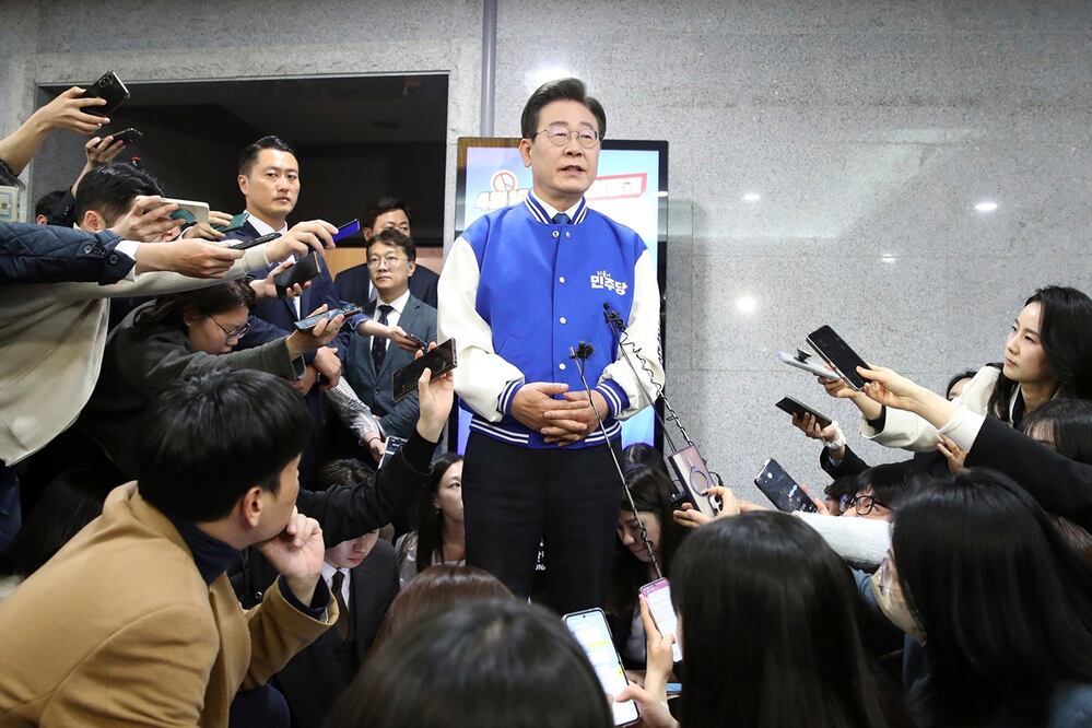 Lee Jae-myung, líder del Partido Democrático, la principal agrupación opositora de Corea del Sur, al centro, habla con la prensa tras ver en televisión los resultados de las encuestas a boca de urna para las elecciones parlamentarias en la Asamblea Nacional, en Seúl. Foto: AP