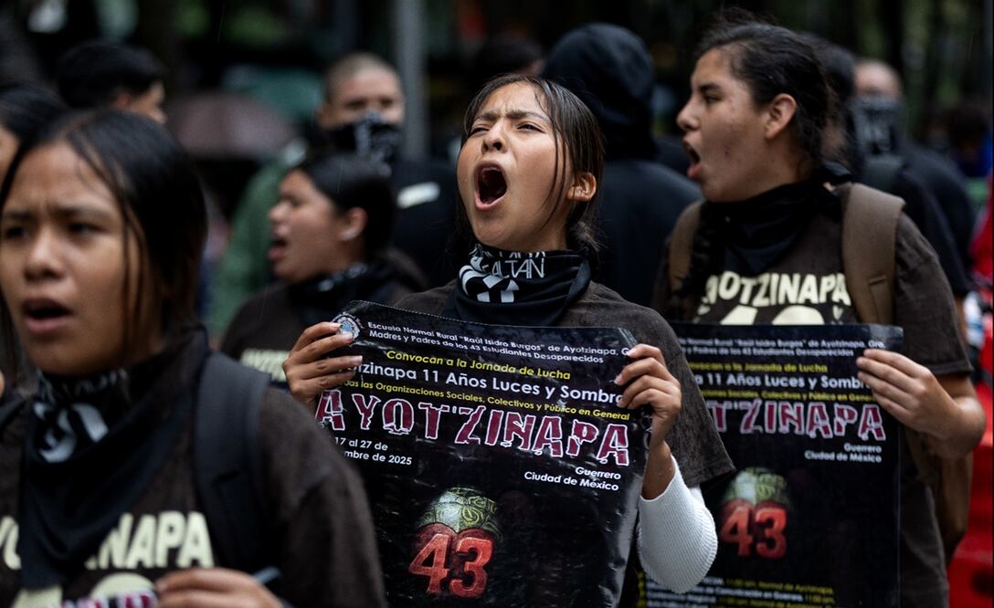 Marcha por los 11 años de la desaparición de los 43 normalistas de Ayotzinapa, en la Ciudad de México, el viernes 26 de septiembre de 2025. Foto Hugo Salvador/EL UNIVERSAL