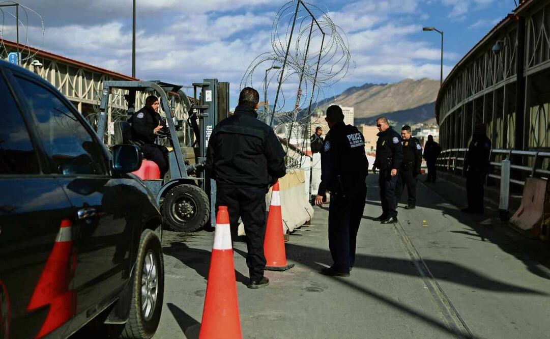 Oficiales fronterizos realizan un ejercicio de entrenamiento en el Puente Internacional Paso del Norte-Santa Fe en la frontera con Ciudad Juárez. Foto: Herika Martínez / AFP