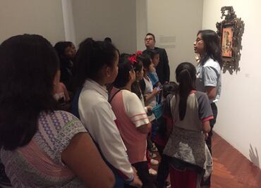 Público de Bellas Artes accede por puerta lateral ante presencia de manifestantes