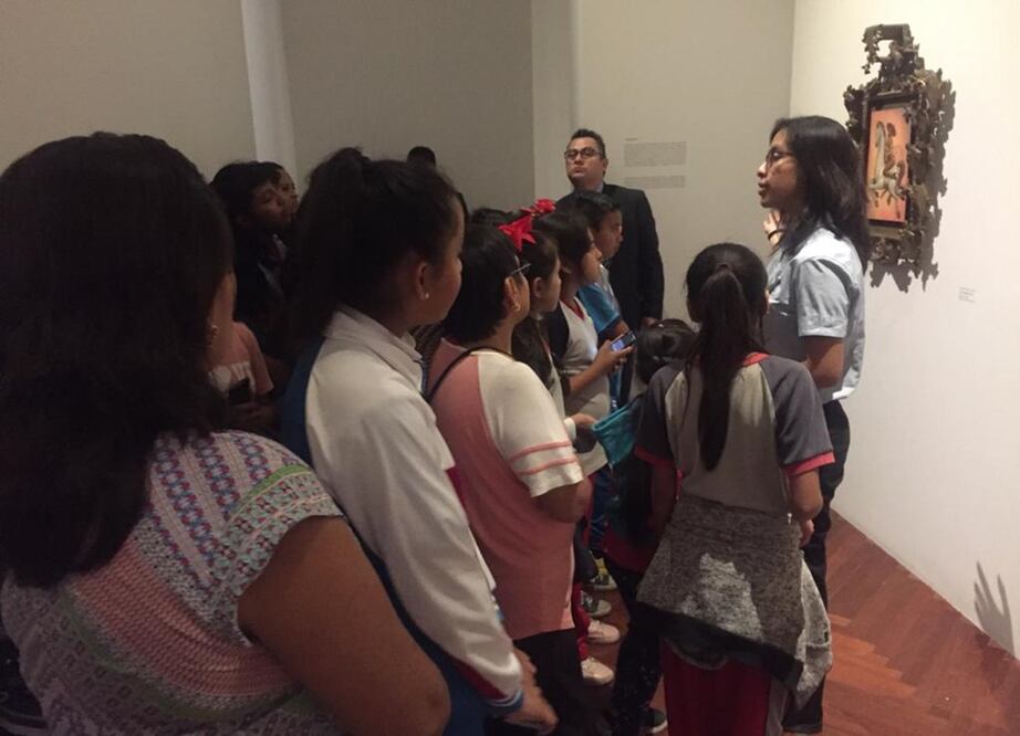 Muchos de los visitantes llegaron interesados en ver en particular la obra de Fabián Cháirez, “Revolución”. Foto: Sonia Sierra