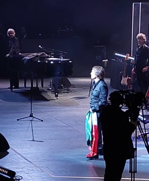 Raphael conquista a fans mexicanos con concierto por sus 60 años de carrera 