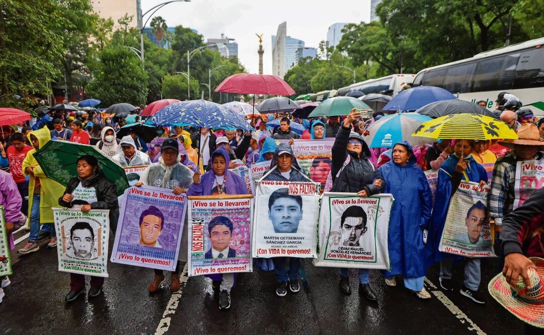 Los padres de los 43 normalistas desaparecidos exigieron que el próximo gobierno deje su complicidad con el crimen organizado y el Ejército. Foto: Valente Rosas / EL UNIVERSAL