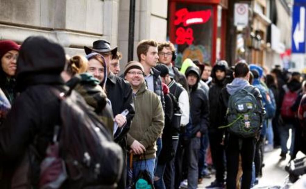 Canadienses hacen largas filas para comprar marihuana tras su legalización