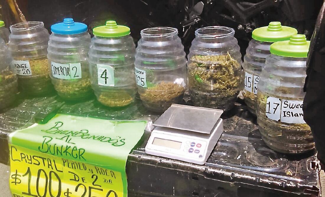 El lunes autoridades de la SSP capturaron a un joven que vendía drogas en contenedores de vidrio en los que se hacen aguas de sabor. (ESPECIAL)