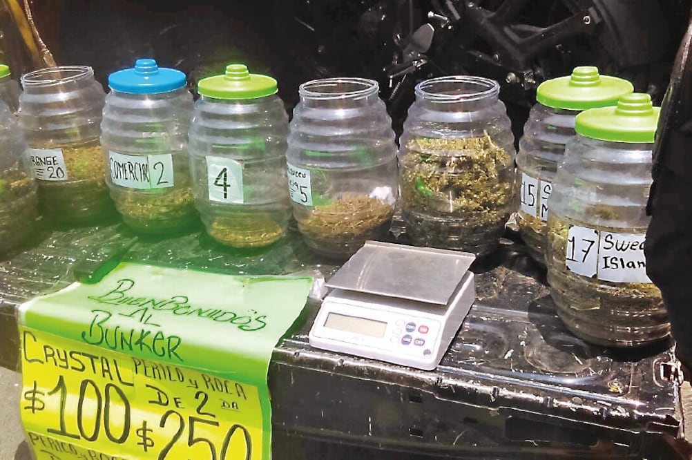 El lunes autoridades de la SSP capturaron a un joven que vendía drogas en contenedores de vidrio en los que se hacen aguas de sabor. (ESPECIAL)