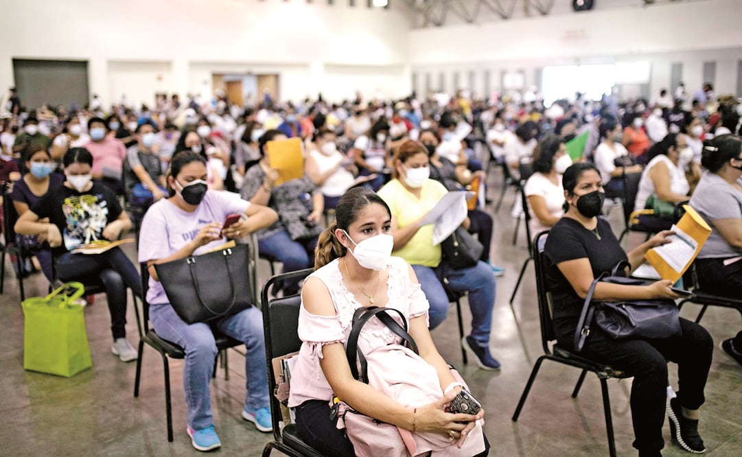 Empleados del sector educativo esperan por su dosis contra el Covid-19 de CanSino, en Boca del Río, Veracruz, en abril. Foto: Archivo. AFP