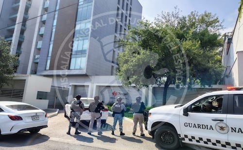 Aseguran nueve autos de lujo en San Pedro Garza García; cateo también deja arma, relojes y joyas decomisadas