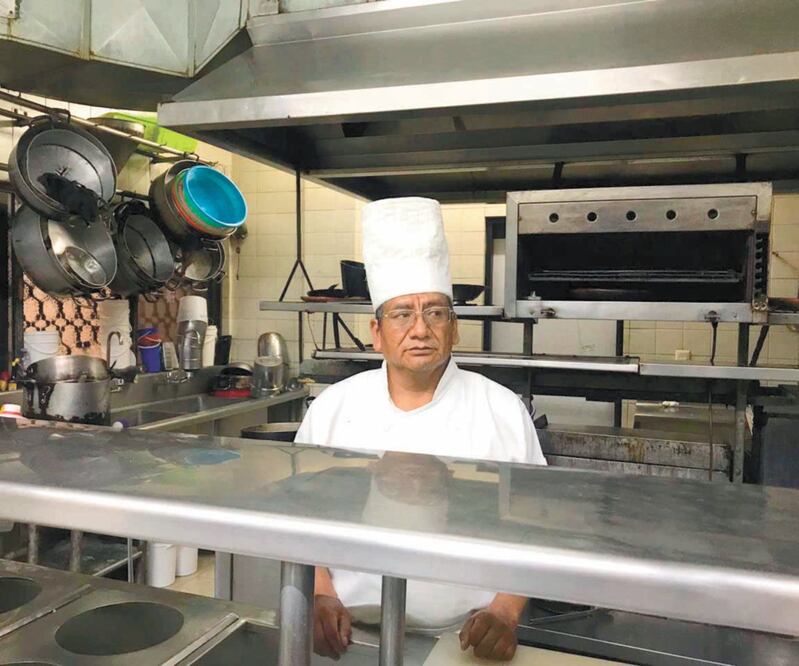 El chef Hilario Gallardo afirma que la ayuda a médicos y enfermeras continúa para agradecerles la labor que realizan durante la pandemia por el Covid-19, pues ellos “se juegan el pellejo”. Foto: DIANA LASTIRI. EL UNIVERSAL